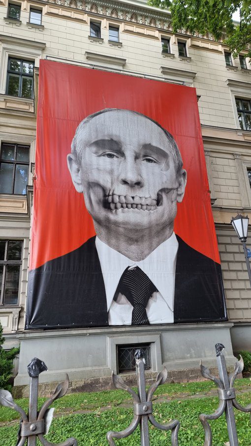 Transparent mit Putin , dargestellt als Todesfratze. 2022 aufgenommen in Riga, ein Haus visavis der russischen Botschaft
